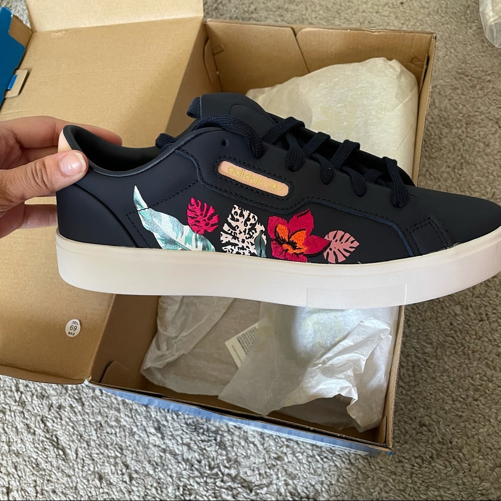 Adidas sleek women’s casual shoes size 8 1/2